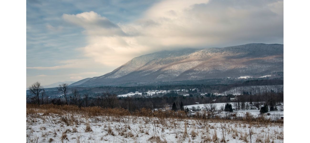Aircraft accident on mountain leaves three hurt.