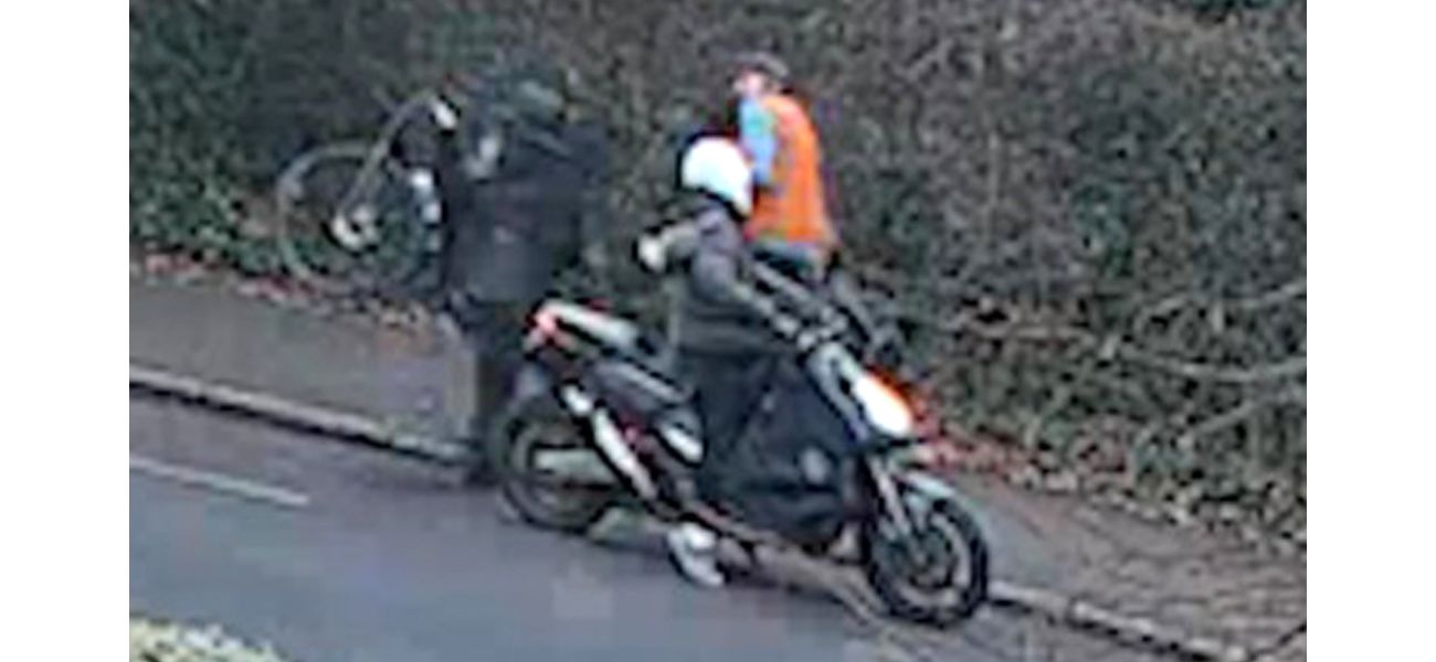 A cyclist in Regent's Park was robbed of their £4,200 bike by thieves wielding hammers.