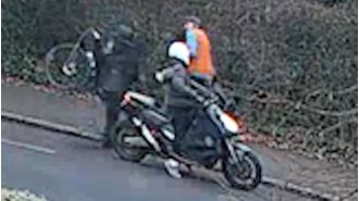 A cyclist in Regent's Park was robbed of their £4,200 bike by thieves wielding hammers.
