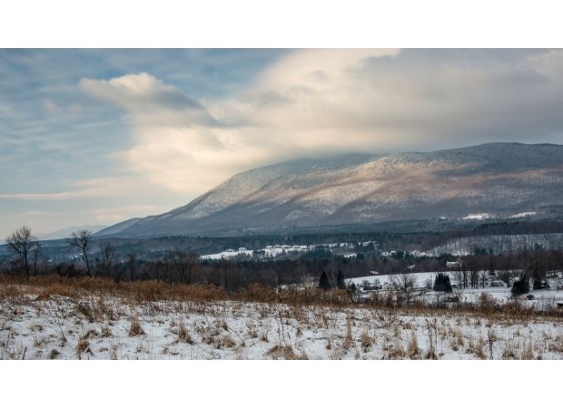 Aircraft accident on mountain leaves three hurt.