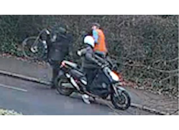 A cyclist in Regent's Park was robbed of their £4,200 bike by thieves wielding hammers.