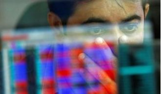 Stock market indexes decline significantly due to concerns over potential US tariffs, with Nifty falling below 22,250 and Sensex dropping more than 1,000 points.