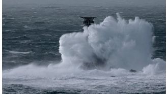 Earplugs recommended due to incessant 13-second blasts from malfunctioning lighthouse fog alarm.