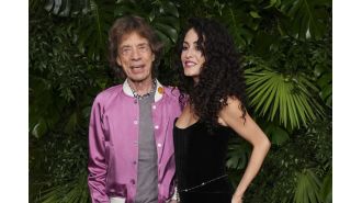 Mick Jagger, 81, shows up with his 37-year-old girlfriend at Oscars event, surprising many.