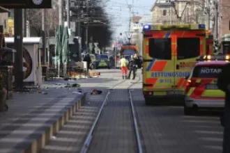 Police operation in Mannheim, Germany, advises residents to remain indoors.