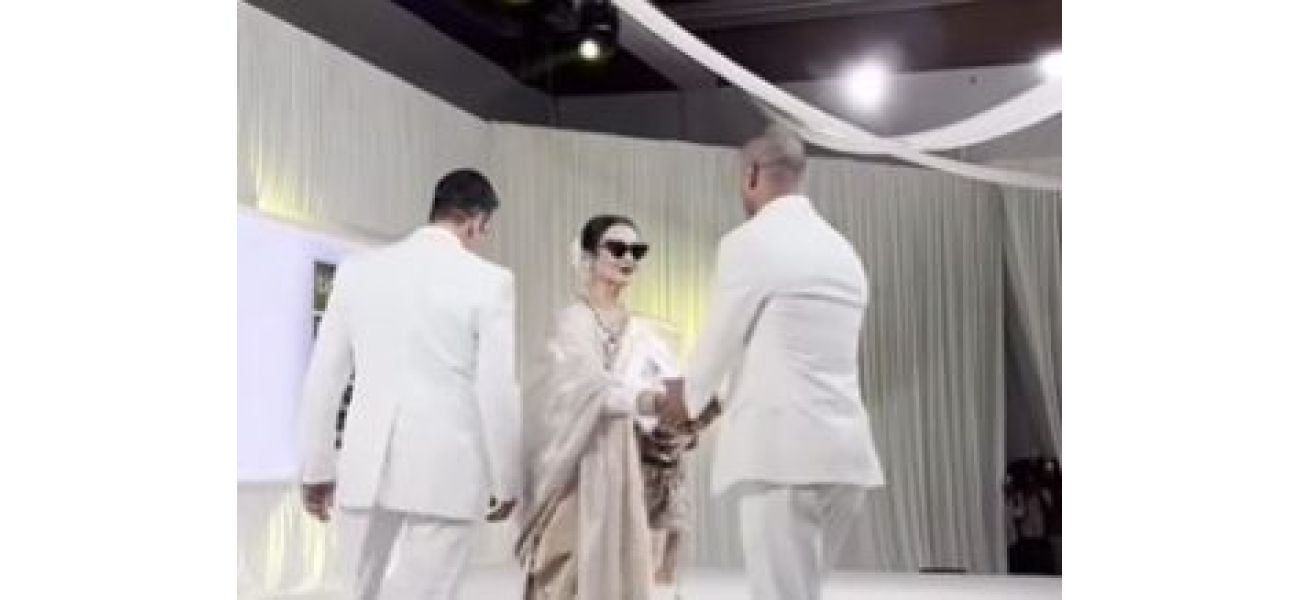 Rekha snubs Akshay Kumar and embraces Abhishek Bachchan on stage; video becomes popular online.