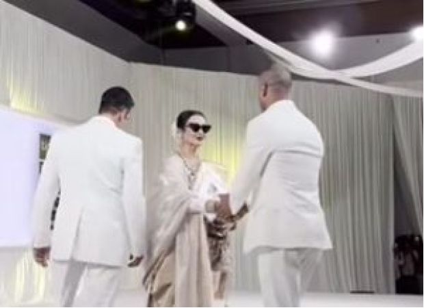 Rekha snubs Akshay Kumar and embraces Abhishek Bachchan on stage; video becomes popular online.