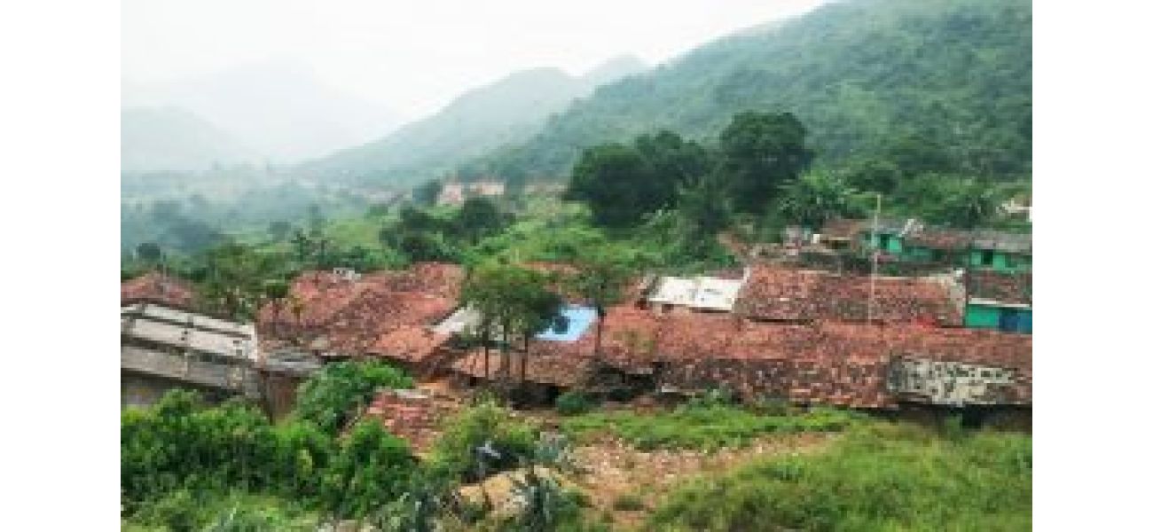 There is a conflict between Odisha and Andhra Pradesh over the implementation of Aadhaar in the border village of Kotia, causing confusion.