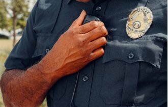 A teenage cancer survivor becomes a Secret Service agent and later joins the police force.