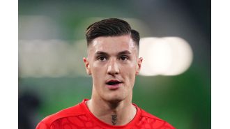 The price for signing Benjamin Sesko has been updated by Arsenal, Chelsea, and Man Utd.