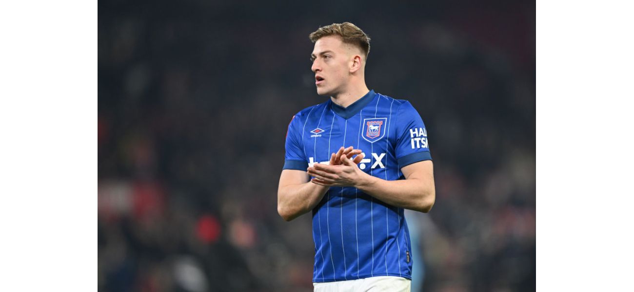 A top Manchester United transfer target is being advised to sign with a struggling Premier League rival instead of the Red Devils.