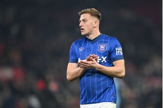 A top Manchester United transfer target is being advised to sign with a struggling Premier League rival instead of the Red Devils.