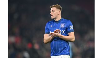 A top Manchester United transfer target is being advised to sign with a struggling Premier League rival instead of the Red Devils.