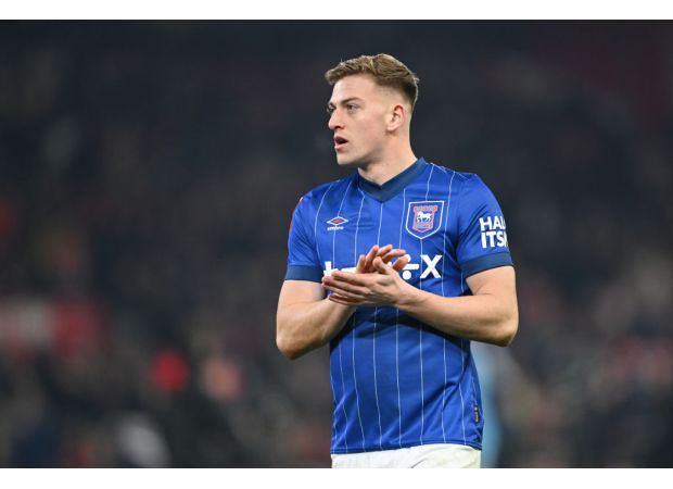 A top Manchester United transfer target is being advised to sign with a struggling Premier League rival instead of the Red Devils.