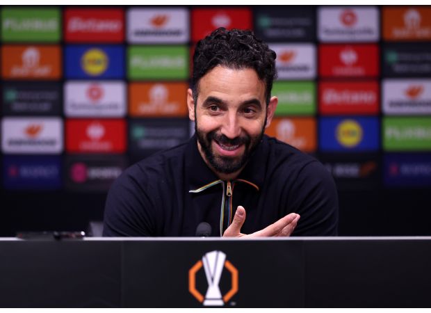 Premier League player valued at £30m considering transfer to Man Utd instead of Chelsea.