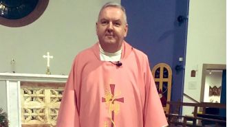 A priest resigns and uses a sharp poem to criticize his church members.