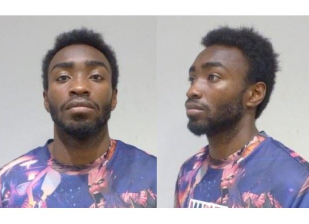 Prisoner breaks out of jail by hiding in friend's laundry bag, but gets caught quickly.