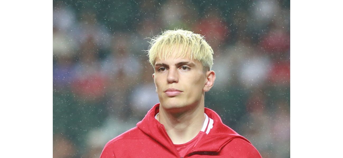 Man Utd's Garnacho responds to rumors of move to Chelsea.