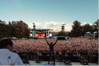 Over 2,000 fans donate kidneys in exchange for tickets to sold-out festival.