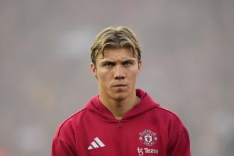 Man Utd's Rasmus Hojlund chooses to transfer after not being selected for Arsenal match.