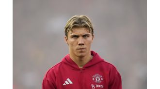 Man Utd's Rasmus Hojlund chooses to transfer after not being selected for Arsenal match.