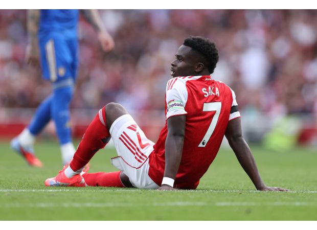 Ian Wright suggests that an Arsenal player should take Bukayo Saka's place in the match against Liverpool due to his injury.