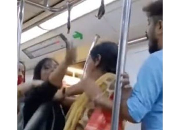 Funny clip: Commuters fight and cause chaos on train over a small argument.