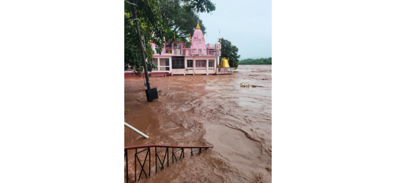 Northern India experiences chaos due to heavy rain: Kashmir valley cut off, Delhi at risk from rising Yamuna.