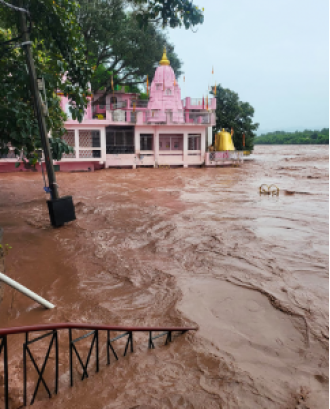 Northern India experiences chaos due to heavy rain: Kashmir valley cut off, Delhi at risk from rising Yamuna.