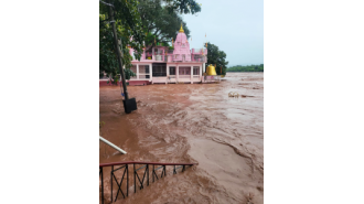 Northern India experiences chaos due to heavy rain: Kashmir valley cut off, Delhi at risk from rising Yamuna.