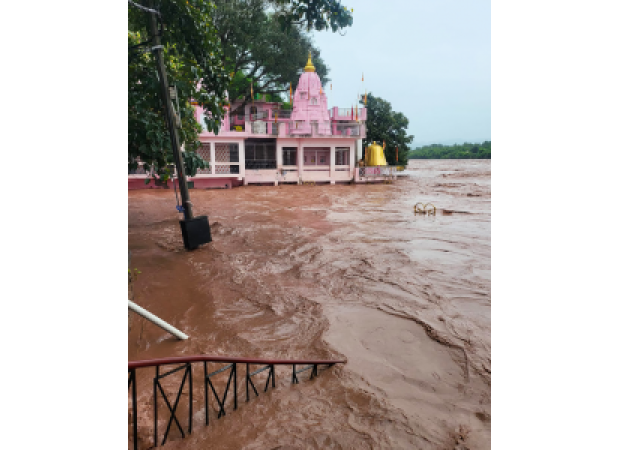 Northern India experiences chaos due to heavy rain: Kashmir valley cut off, Delhi at risk from rising Yamuna.