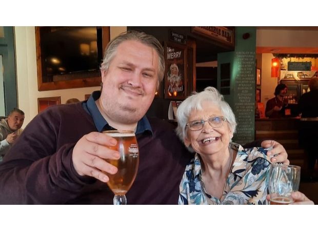 A mother passed away after waiting 11 hours for an ambulance. The writer will always remember her cries.