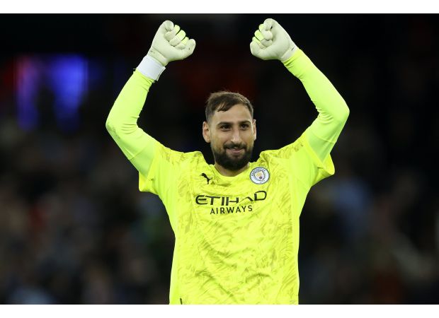 Hargreaves says Chelsea and Man United missed out on a major Premier League transfer.