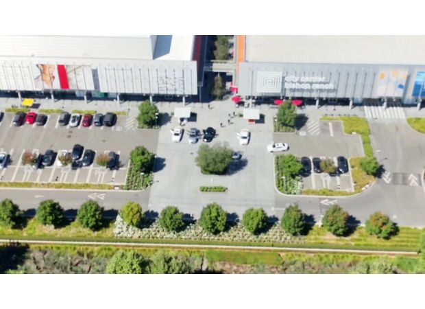 California jewellery store robbed of $1 million in goods by masked thieves.