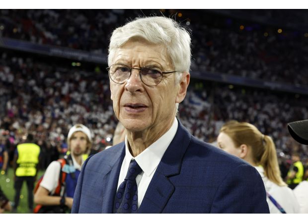 Arsene Wenger says that Manchester United's victory at Anfield shows that Arsenal and Liverpool are not strong enough to challenge for the Premier League title.