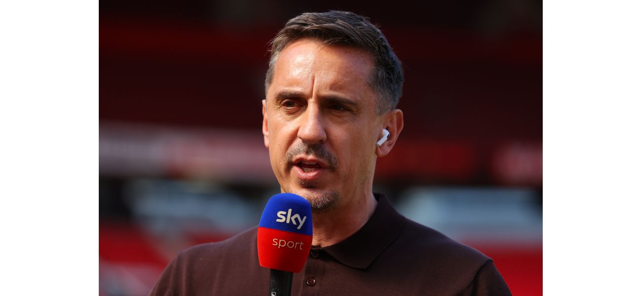Gary Neville is suggesting that Arne Slot should bench the player signed from Liverpool.