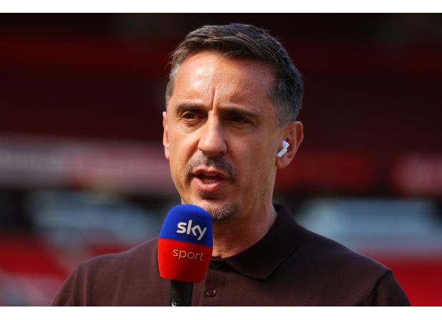 Gary Neville is suggesting that Arne Slot should bench the player signed from Liverpool.