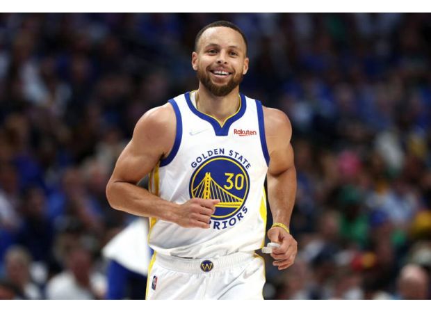 NBA star Stephen Curry surprises fans by wearing Nike shoes after splitting from Under Armour.