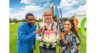 Bake Off celebrity clarifies David Blaine is not outside her restaurant in a box.