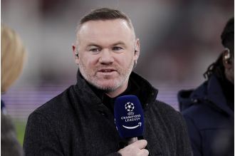 Rooney predicts Arsenal will win the title despite Man City's close competition.