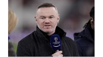 Rooney predicts Arsenal will win the title despite Man City's close competition.