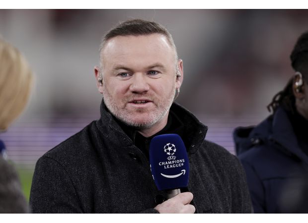 Rooney predicts Arsenal will win the title despite Man City's close competition.