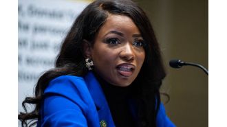 Former security guard dies during Dallas police standoff while protecting Jasmine Crockett.