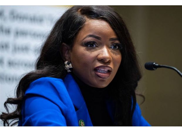 Former security guard dies during Dallas police standoff while protecting Jasmine Crockett.