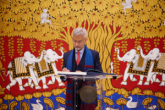 Indian minister visits cultural center in Paris, promotes Indian culture