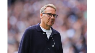 Merson advises Carrick to bench United player against Chelsea.