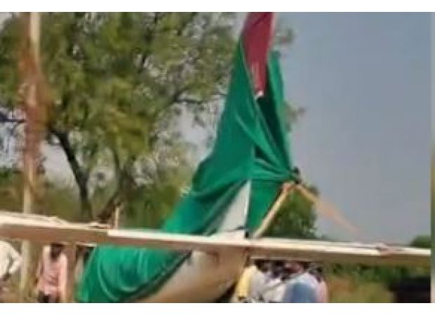 A private company's trainer plane crash-landed in Baramati without any casualties.