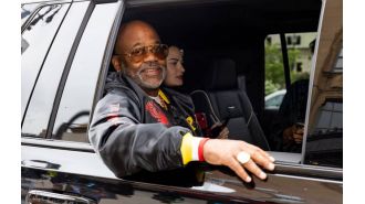 Music mogul Damon Dash starts new record label and encourages new artists to join.