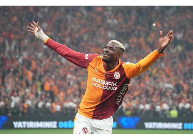 Footballer Victor Osimhen responds to rumors about his possible transfer following his manager's controversial statements.