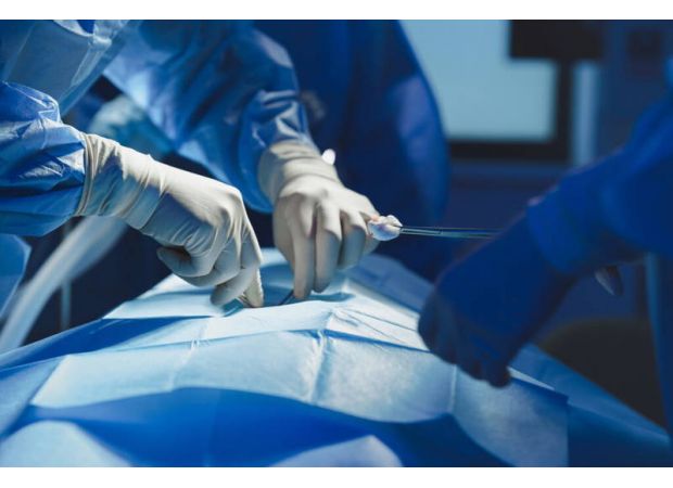 Surgeon loses license due to malpractice probe.